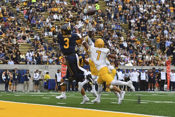 Californias Jeremiah Hunter (3) leaps to catch a touchdown pass against Idaho during the second quarter of an NCAA college football game Saturday, Sept. 16, 2023, at Memorial Stadium in Berkeley, Calif. (Jose Carlos Fajardo/Bay Area News Group via AP)