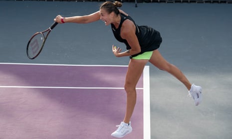 Aryna Sabalenka serves to Elena Rybakina on Day 6 of the GNP Seguros WTA Finals Cancún 2023.